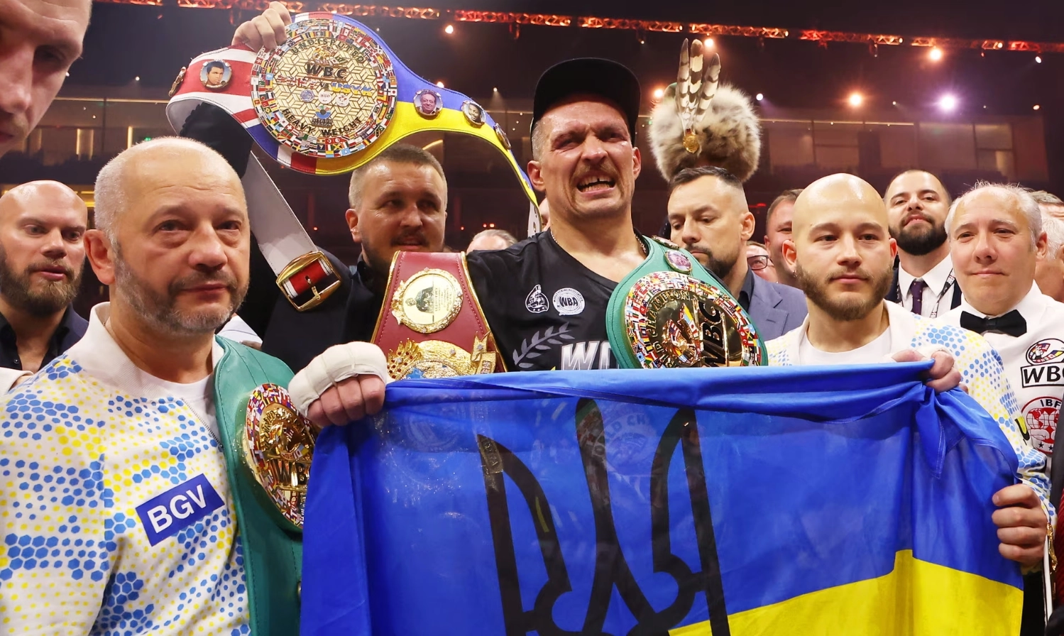 Nóng: Oleksandr Usyk bỏ chức vô địch tuyệt đối, lấy đai "tặng Joshua và Dubois"